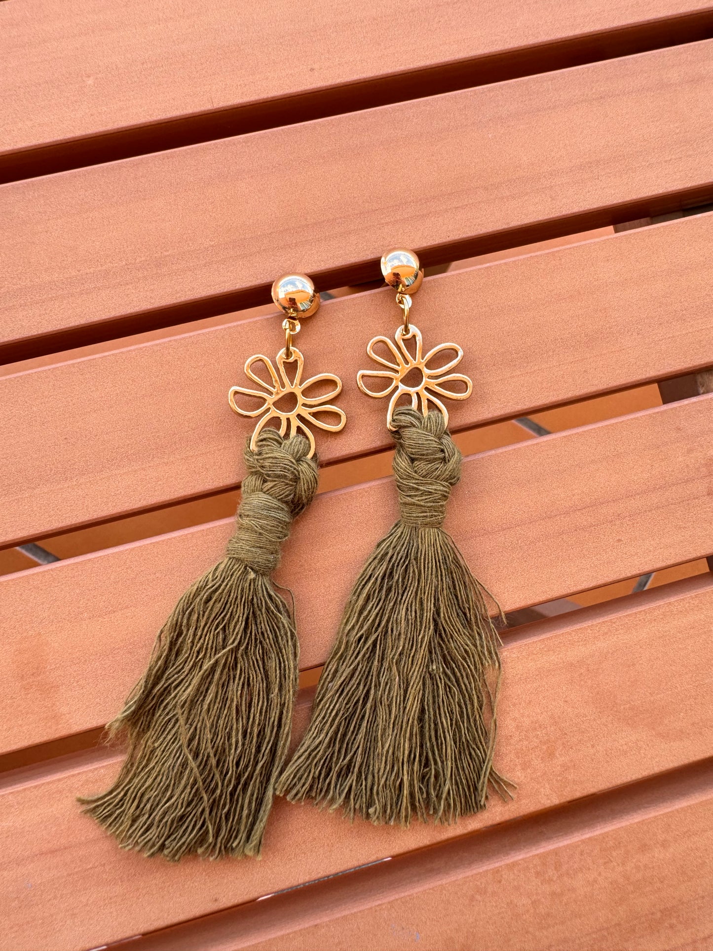 Daisy knot earrings